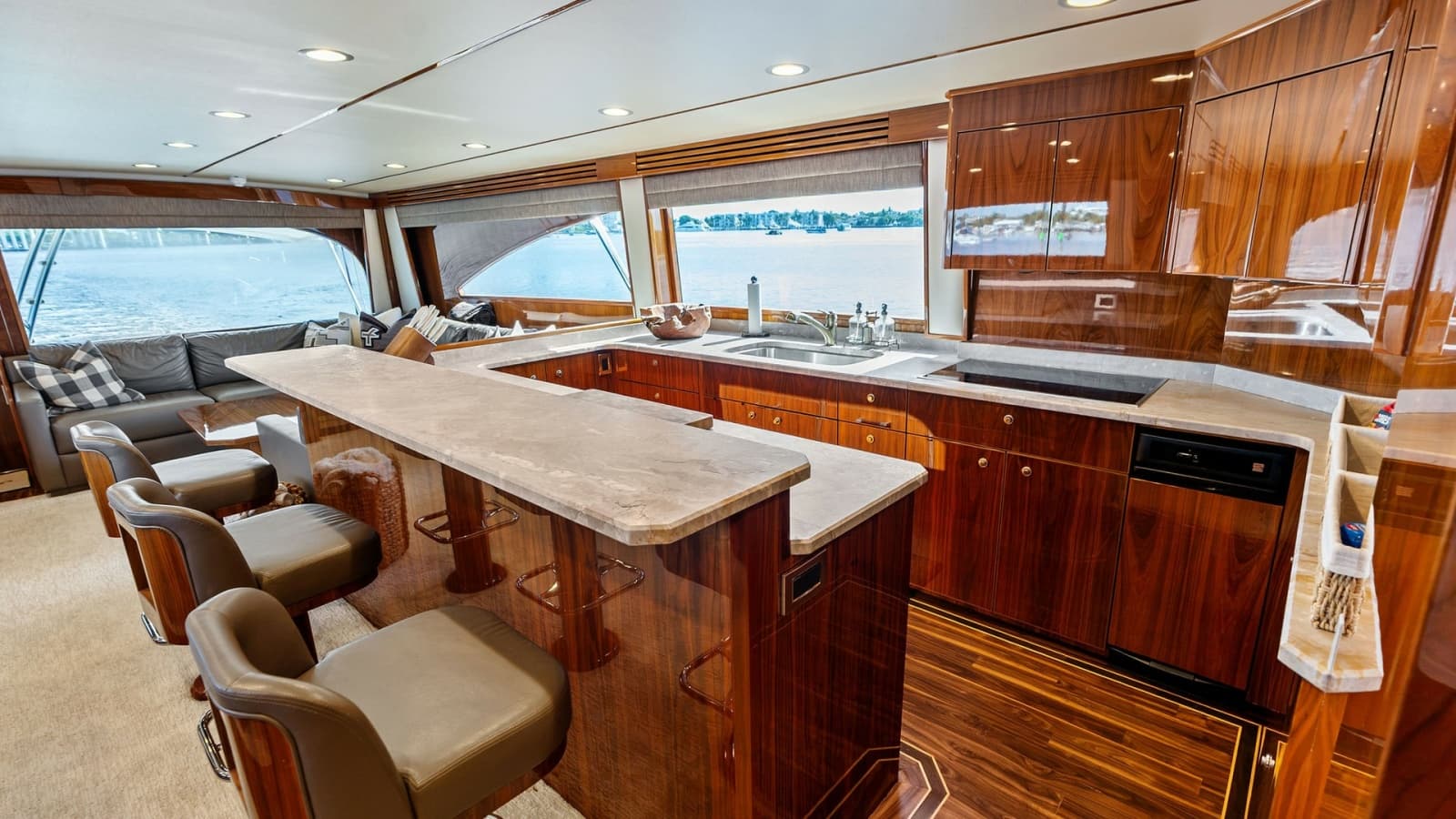 2017 Viking 80 Convertible - Photo 12