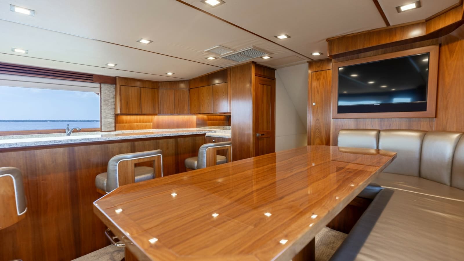 2016 Viking 80 Convertible - Photo 14