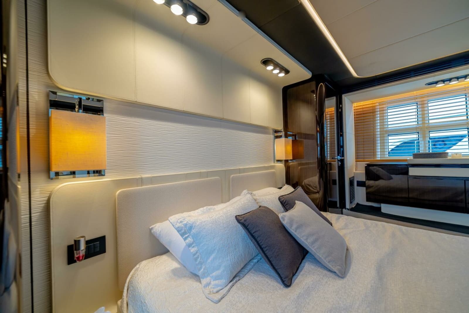 2017 Azimut 77S - Photo 95