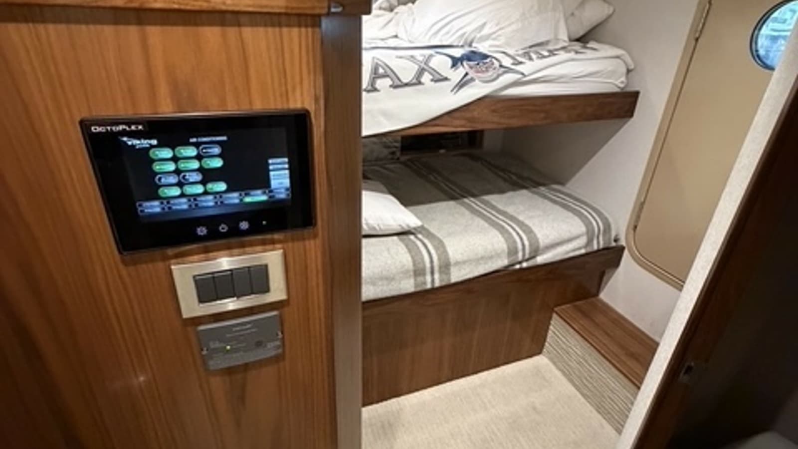 2022 Viking 68 Convertible - Photo 34