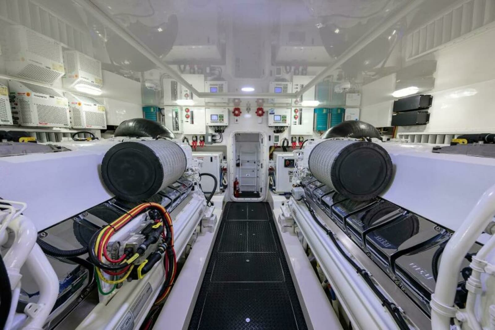 2019 Viking 80 Convertible - Photo 44