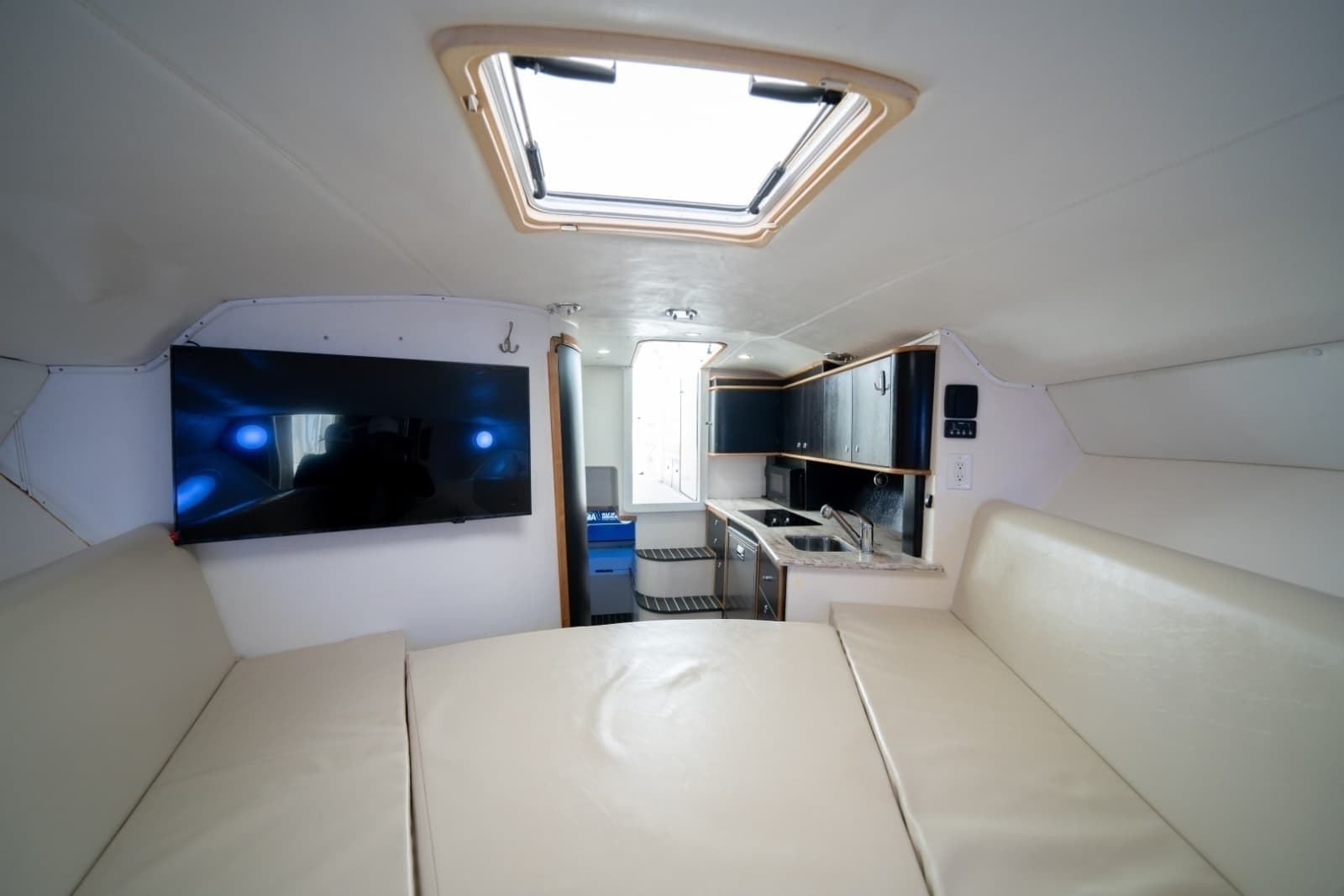 2011 Contender 40 Express - Photo 9