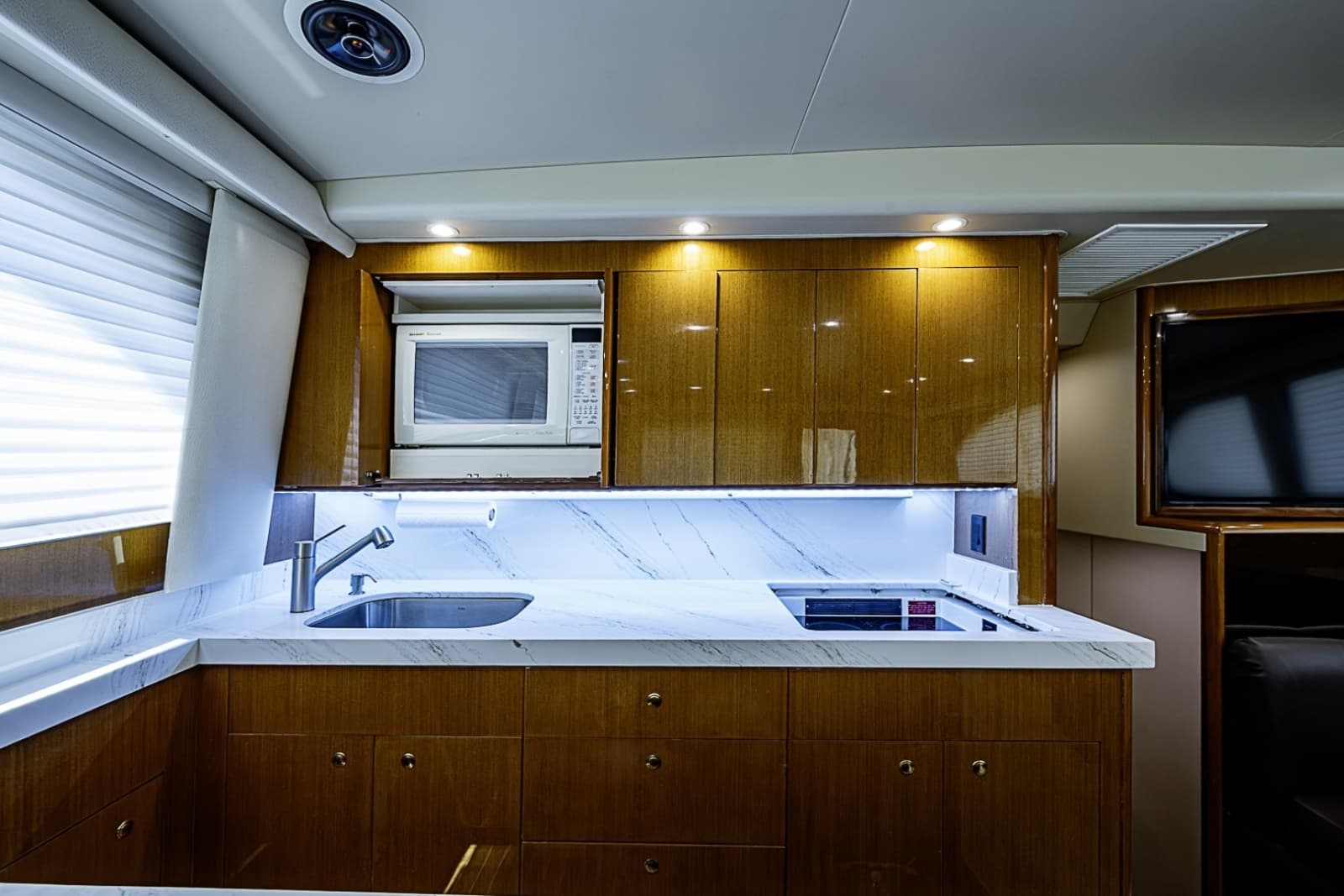 2002 Viking 52 Convertible - Photo 8