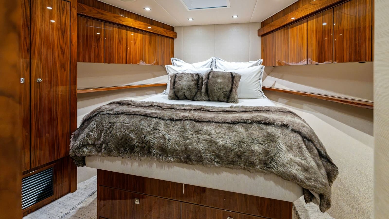 2016 Viking 80 Enclosed Bridge - Photo 47
