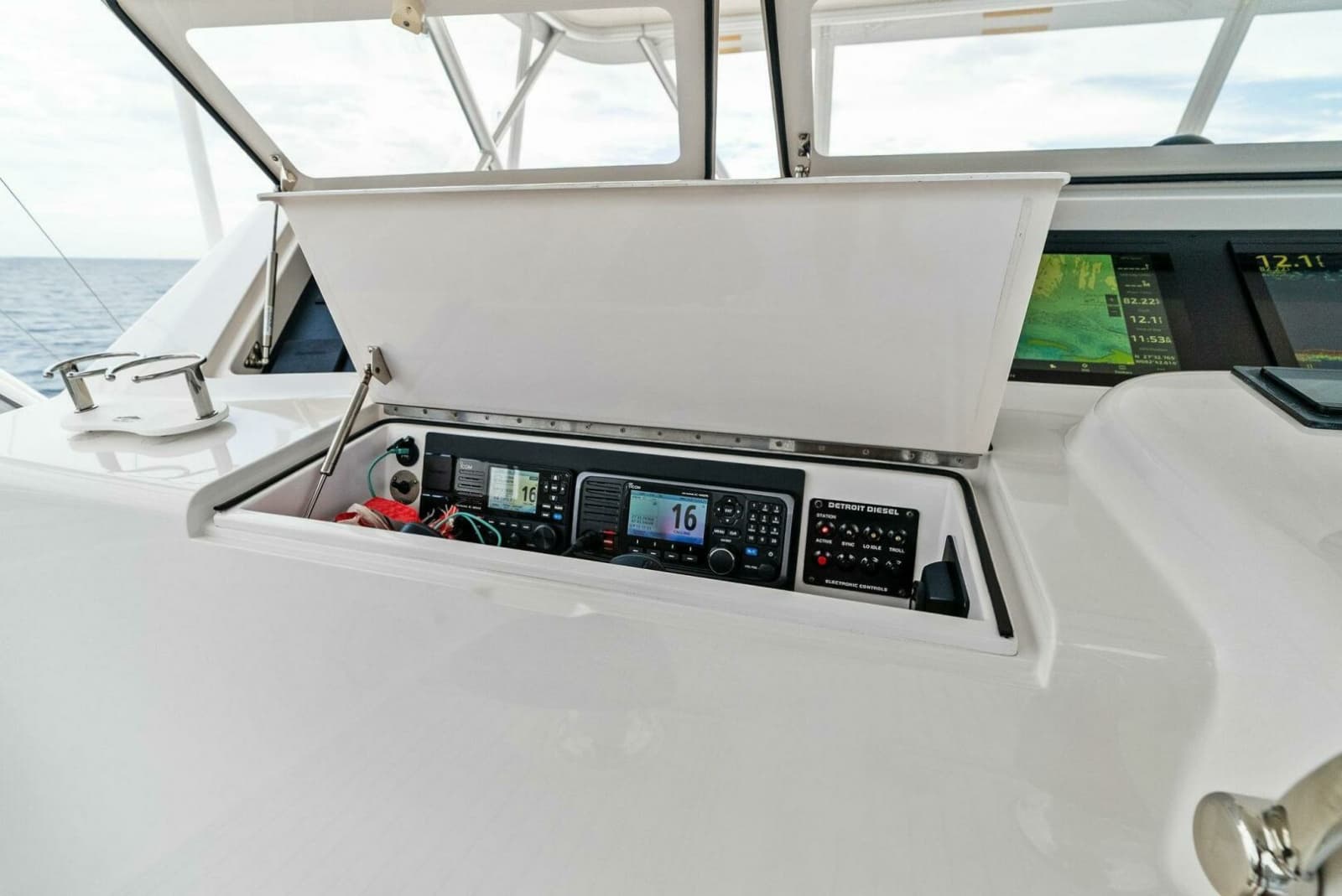 2006 Viking 61 Convertible - Photo 61