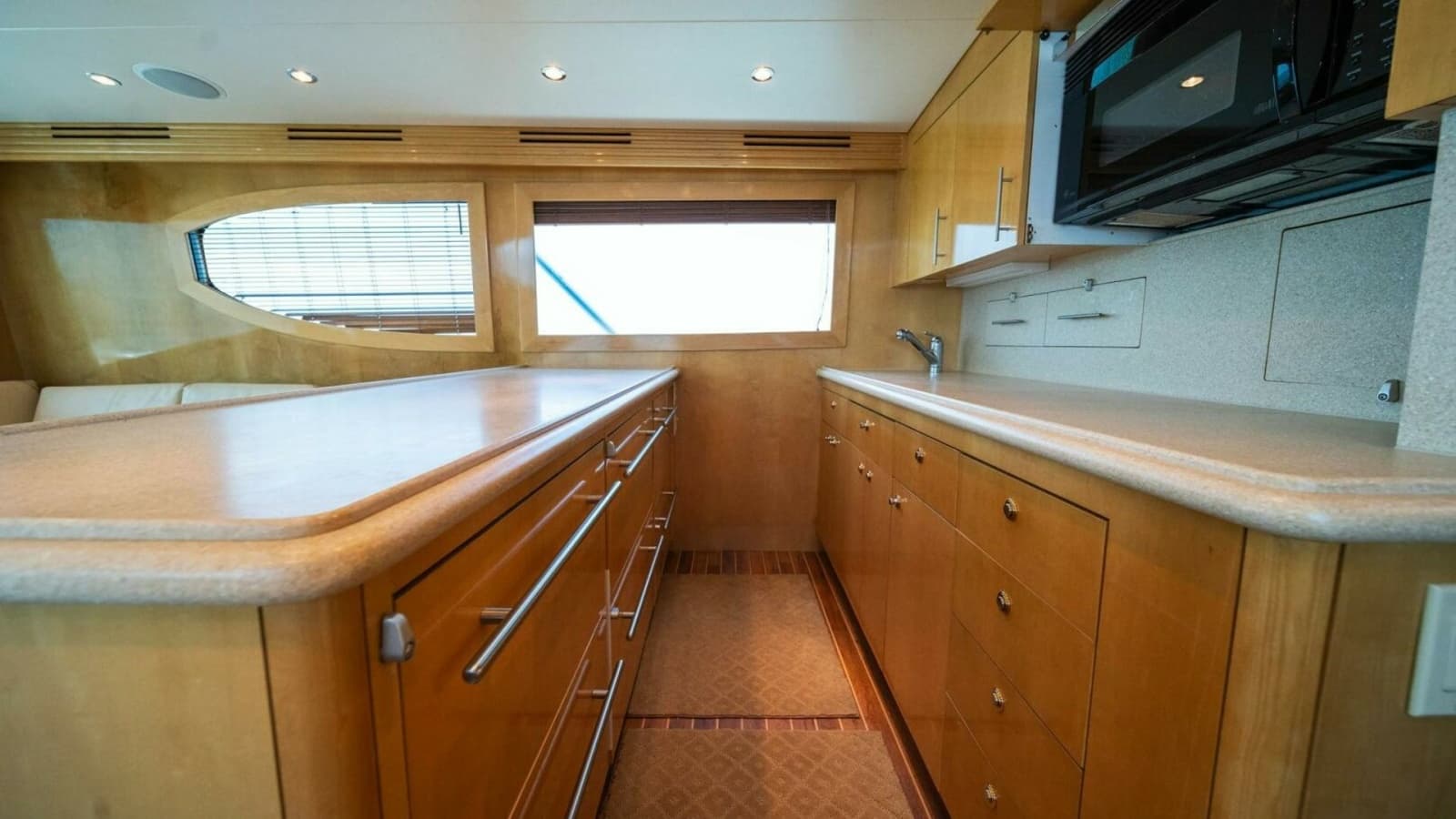 2003 Hatteras 54 Convertible - Photo 15
