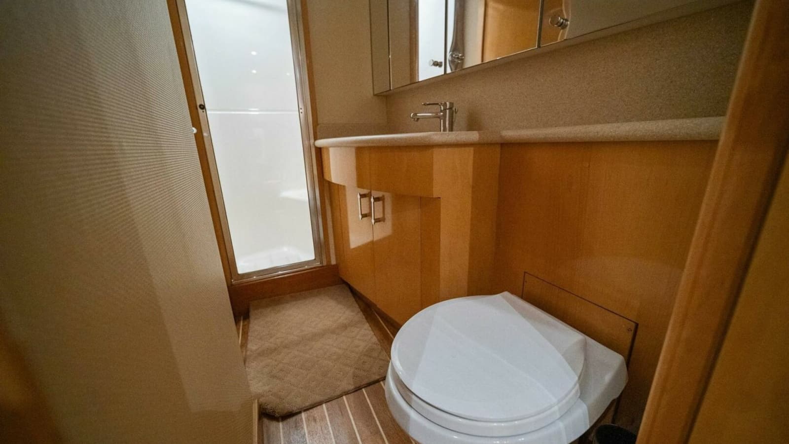 2003 Hatteras 54 Convertible - Photo 30