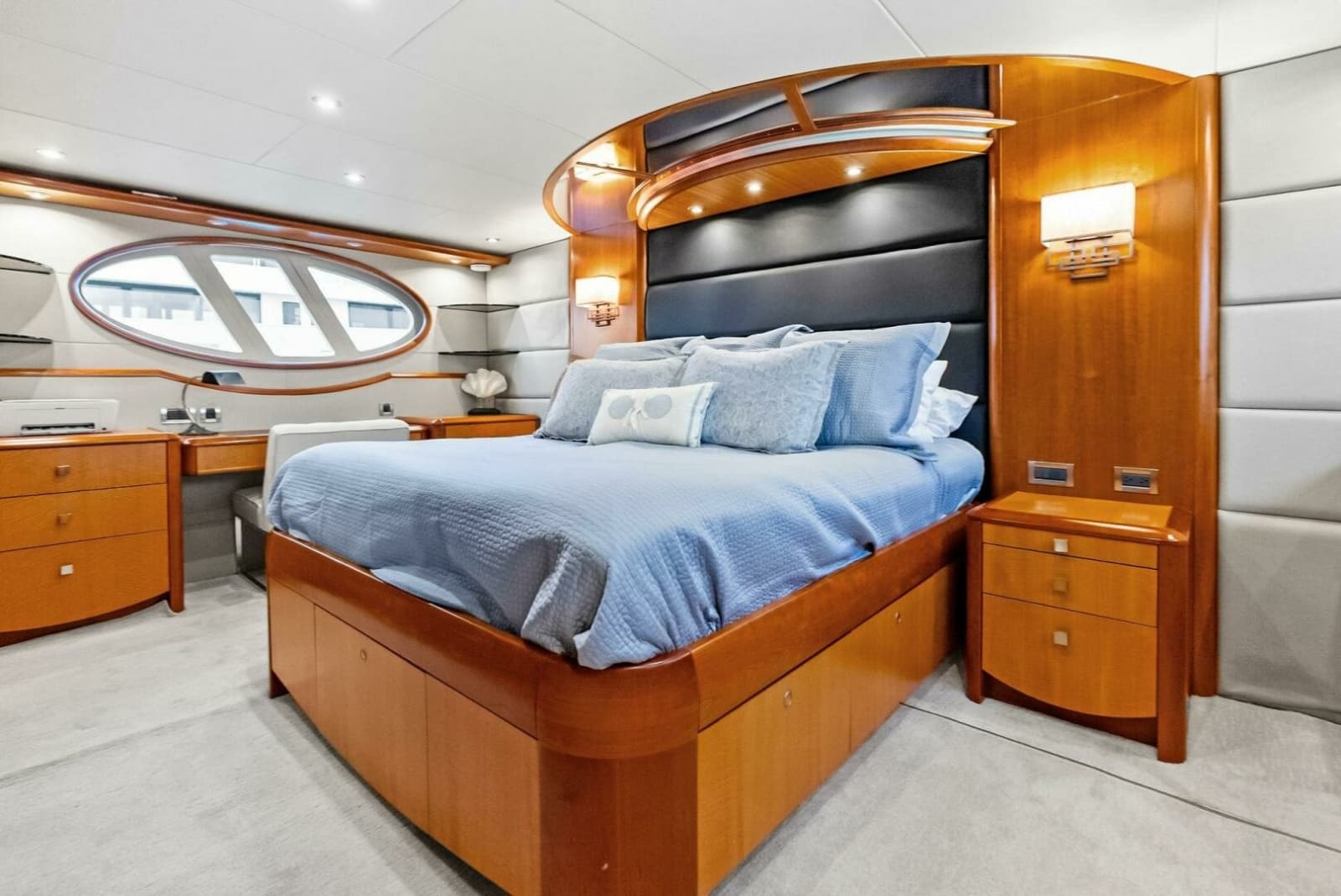 2006 Lazzara Yachts 84 Skylounge - Photo 101