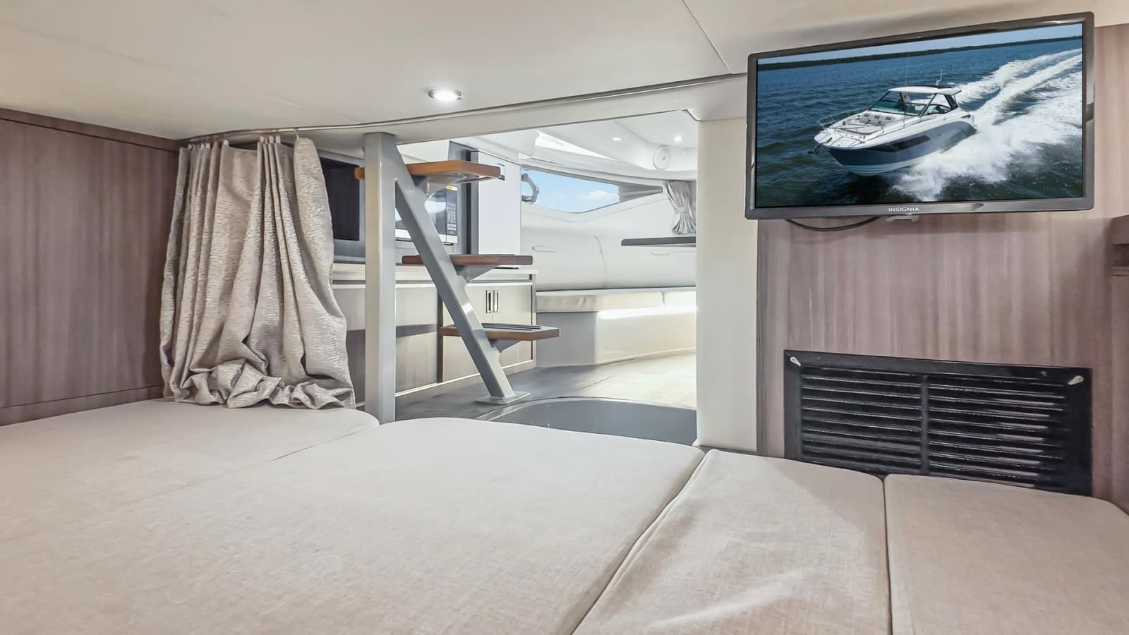 2022 Sea Ray 320 Sundancer OB - Photo 9