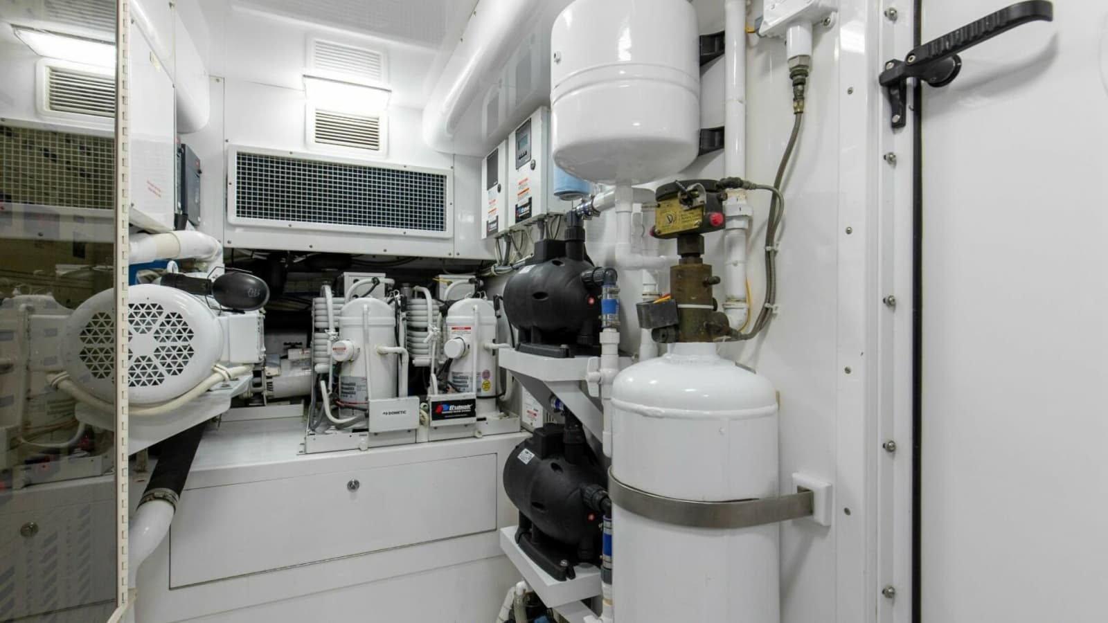 2005 Whiticar 76 Enclosed Bridge - Photo 56