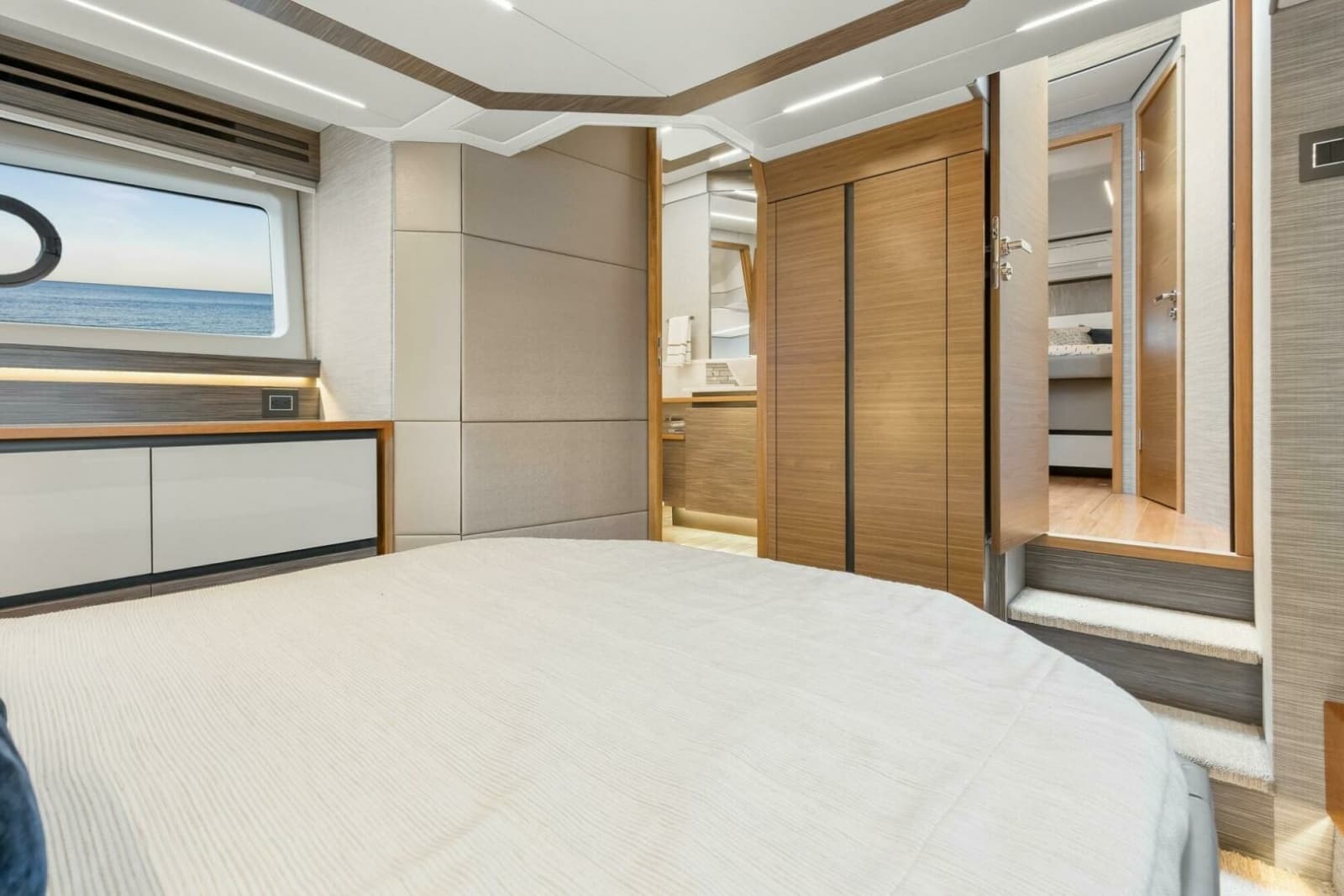 2019 Tiara Yachts C49 Coupe - Photo 37