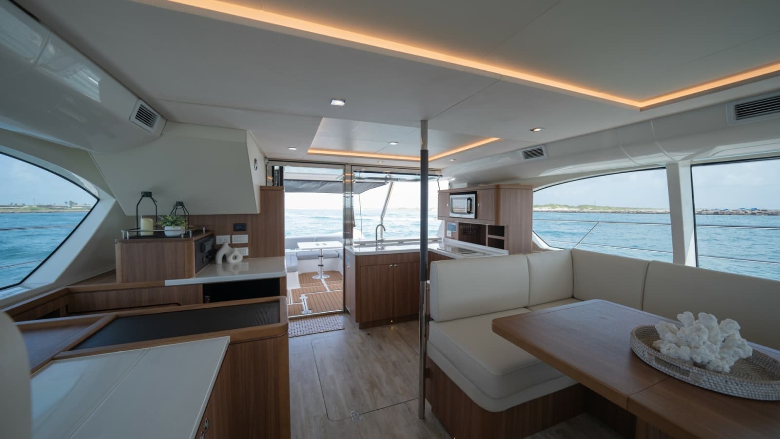 2021 Aquila 44 Motor Yacht - Photo 2