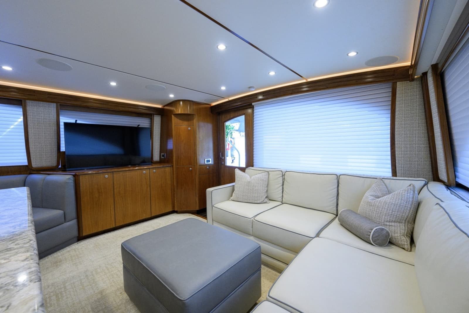2021 Viking 58 Convertible - Photo 3