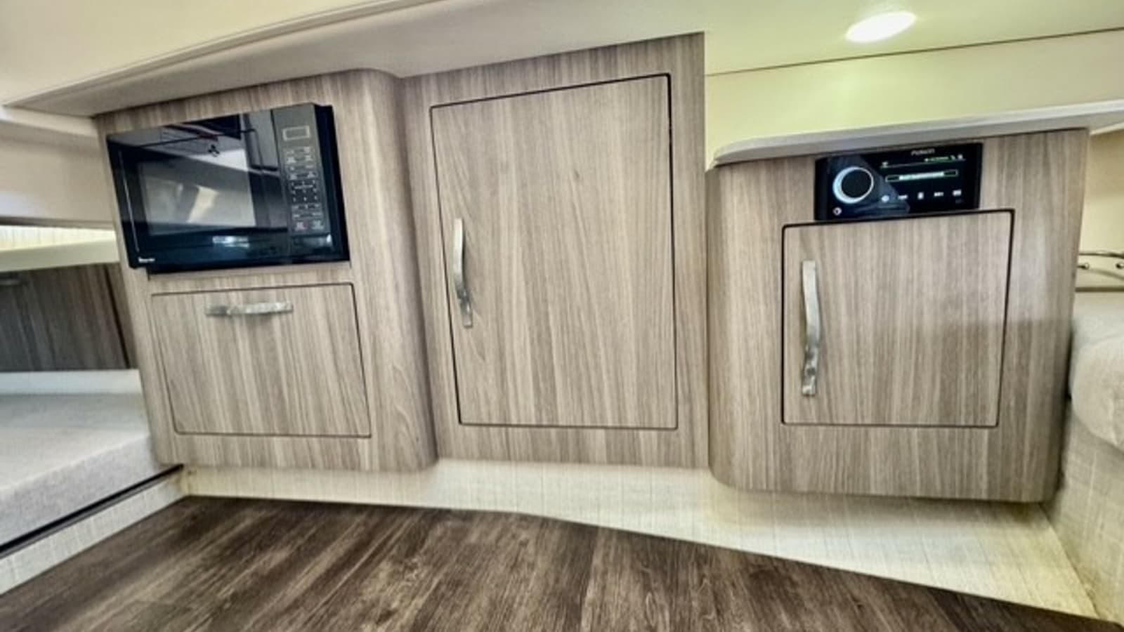 2021 Regal 33 SAV - Photo 14