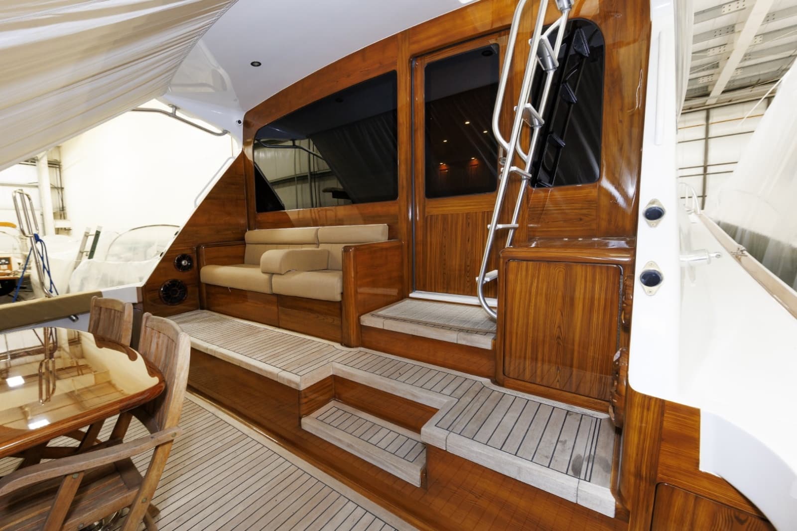 2005 Viking 61 Convertible - Photo 20