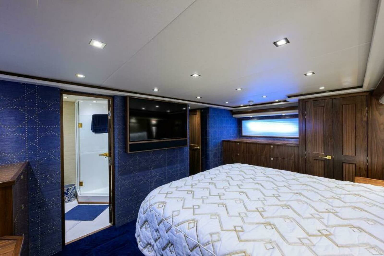 2024 Viking 80 Convertible - Photo 13