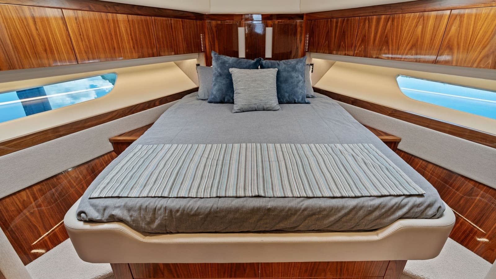 2021 Riviera 57 Enclosed Bridge - Photo 5