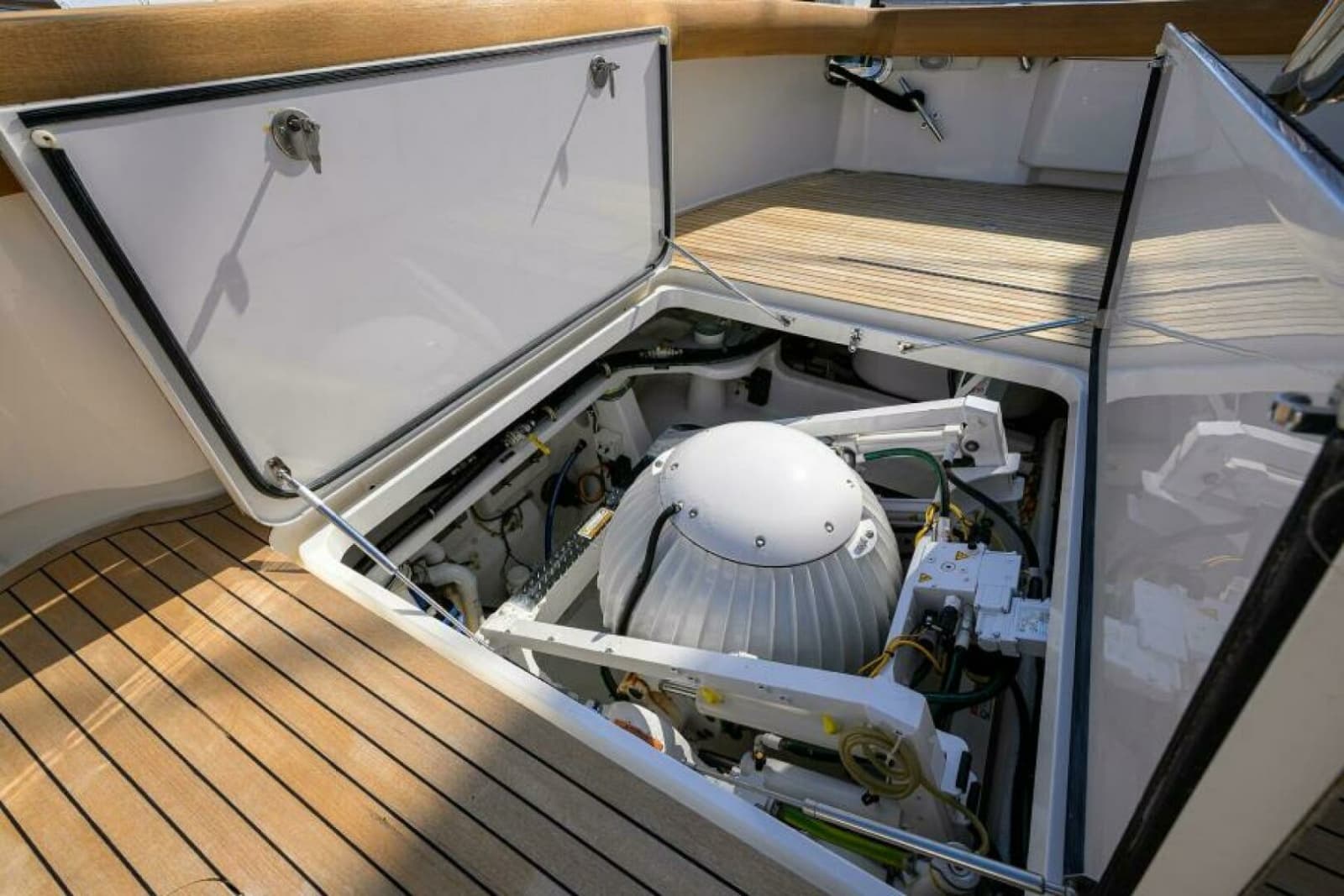 2013 Viking 82 Convertible - Photo 47