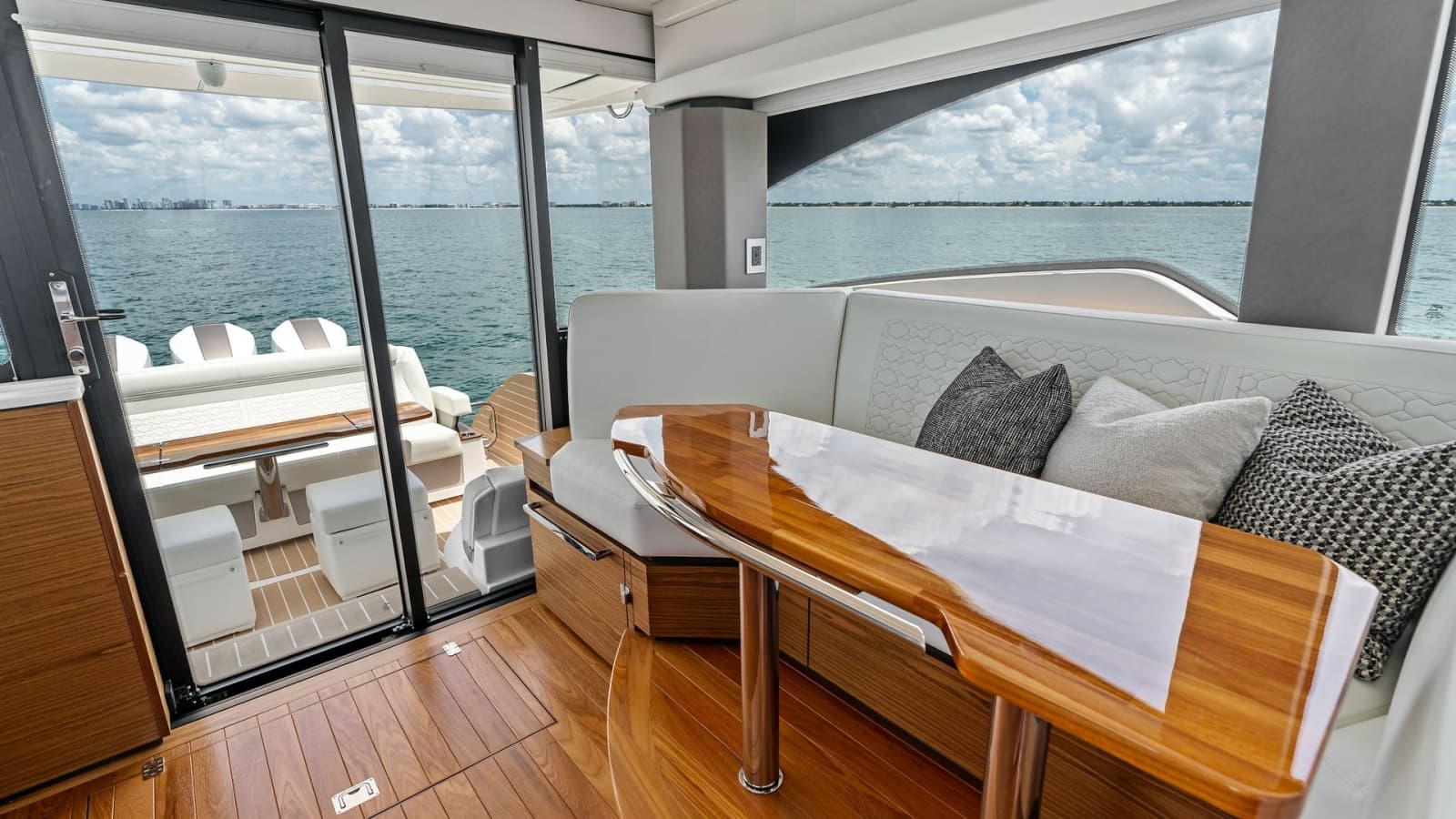 2025 Tiara Yachts 48LE - Photo 55