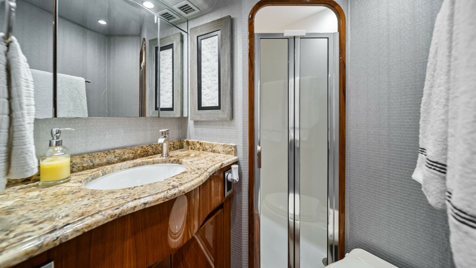 2015 Viking 70 Convertible  - Photo 29