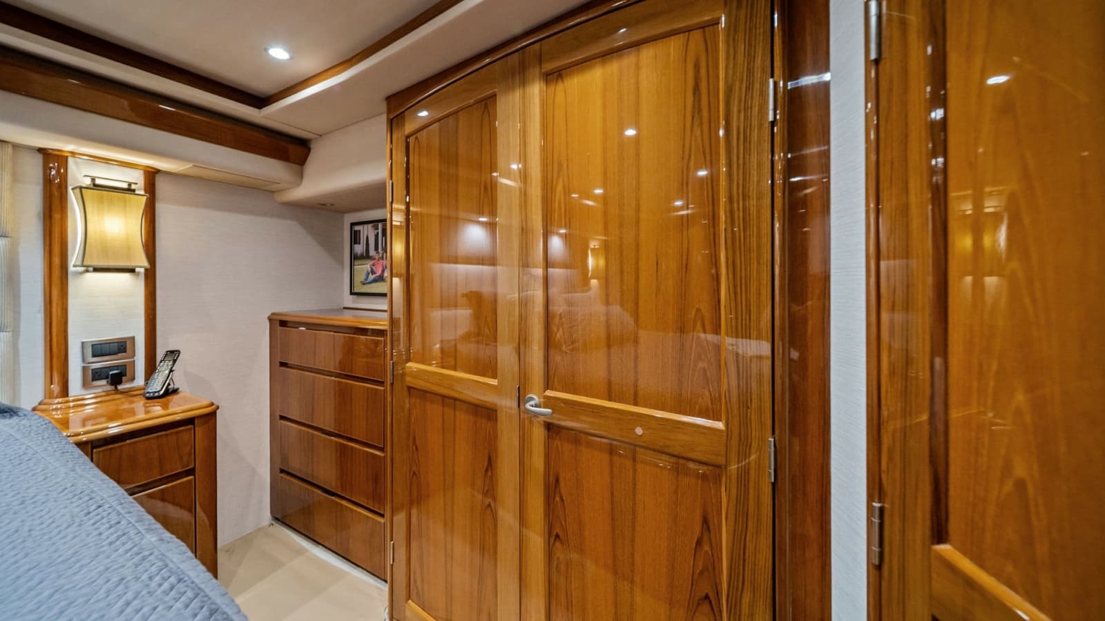 2015 Viking 70 Convertible  - Photo 23