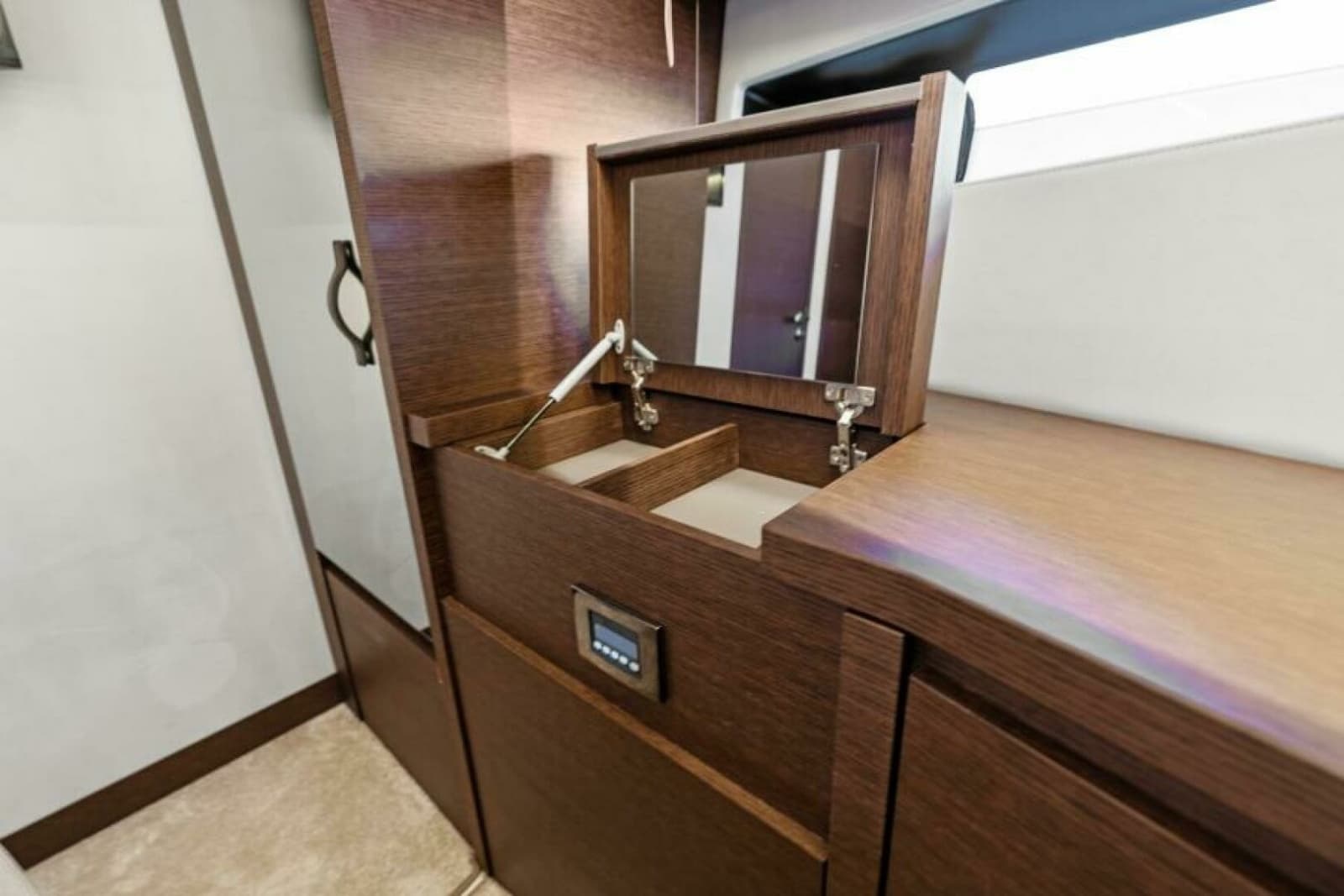 2020 Prestige 520 Flybridge - Photo 37