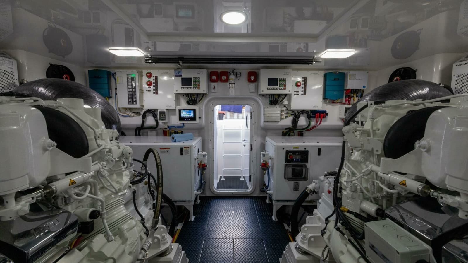 2025 Viking 82 Convertible - Photo 58