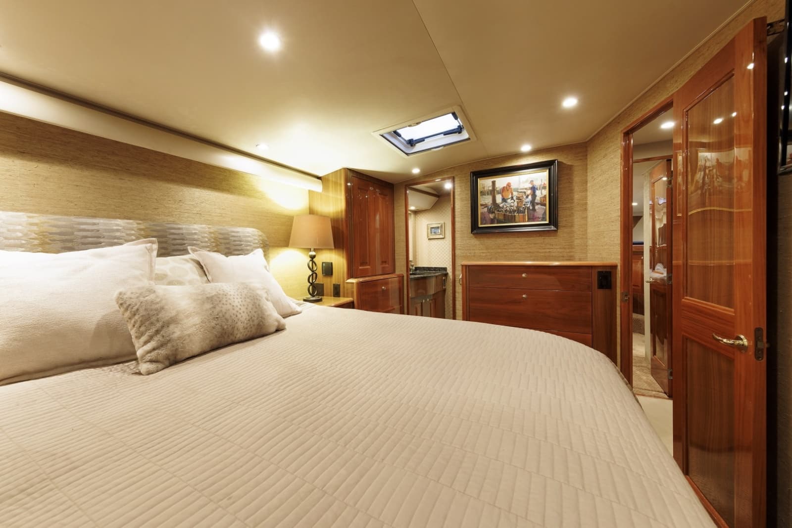 2005 Viking 61 Convertible - Photo 8