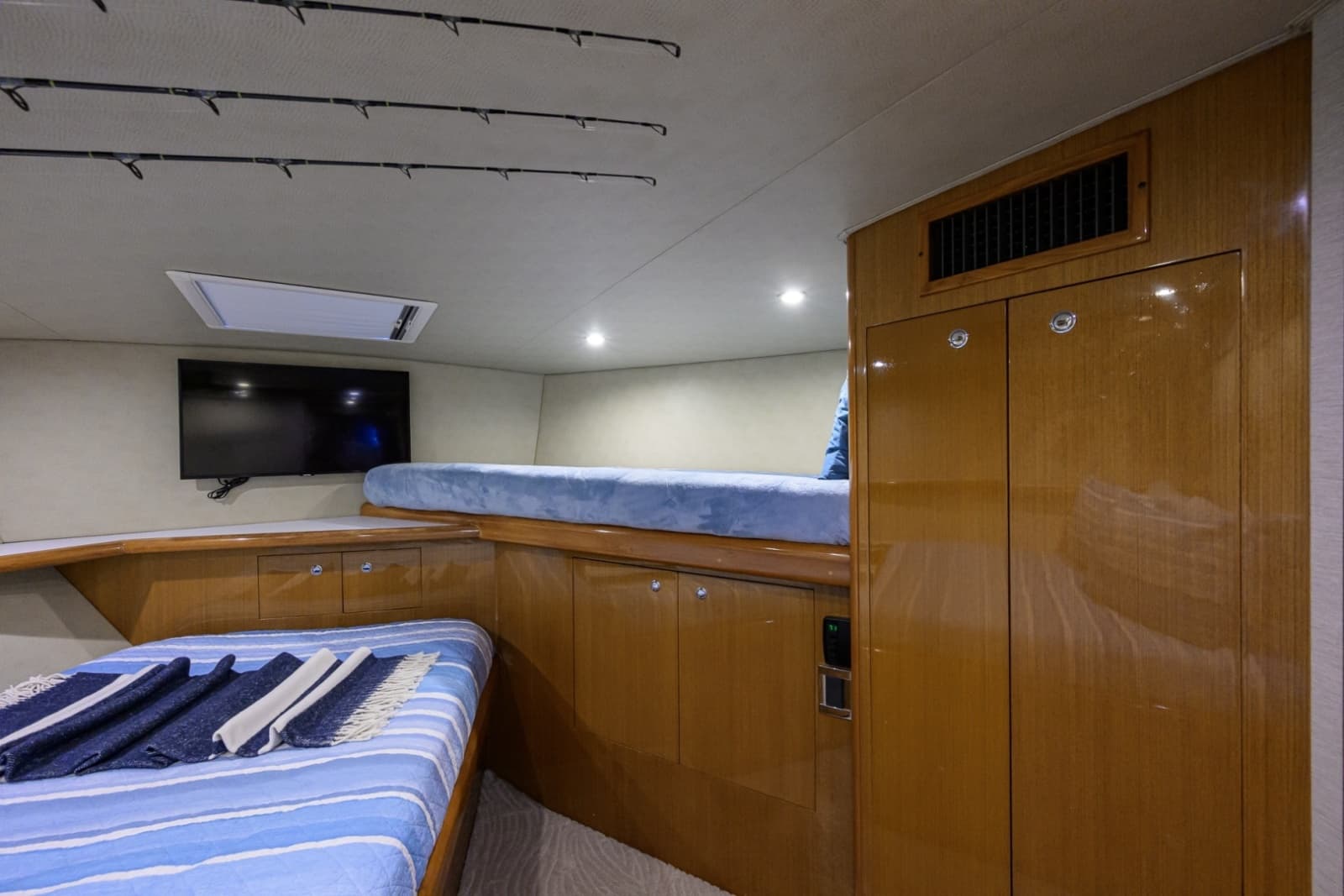 2002 Viking 61 Convertible - Photo 72