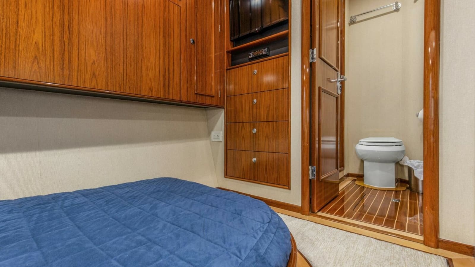 2005 Whiticar 76 Enclosed Bridge - Photo 29