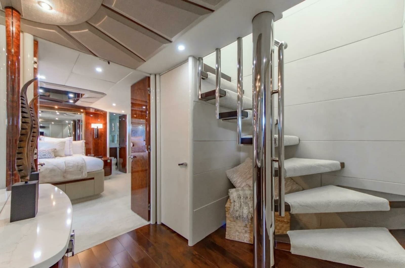 2001 Lazzara Yachts 94 Motor Yacht - Photo 45