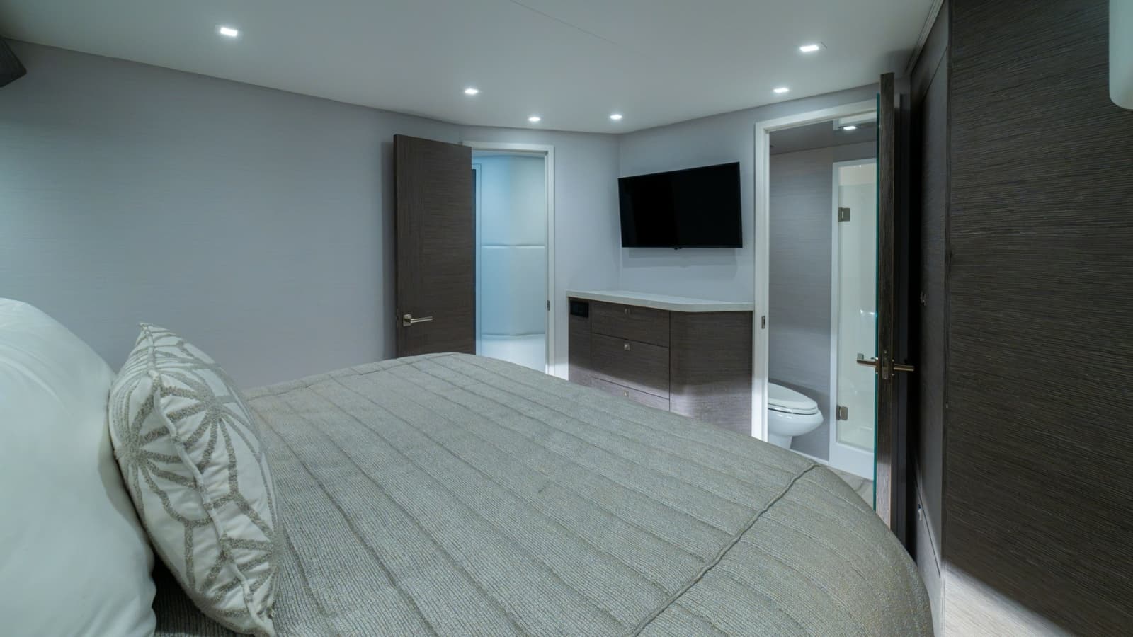 2024 Viking 64 Convertible - Photo 33