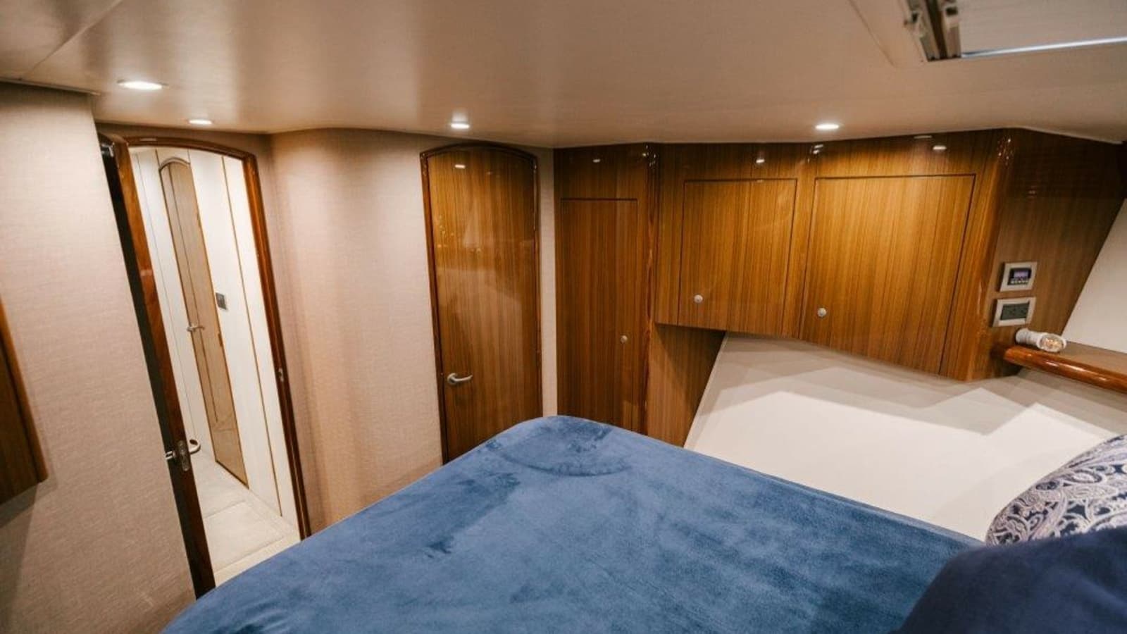 2007 Viking 64 Convertible - Photo 13