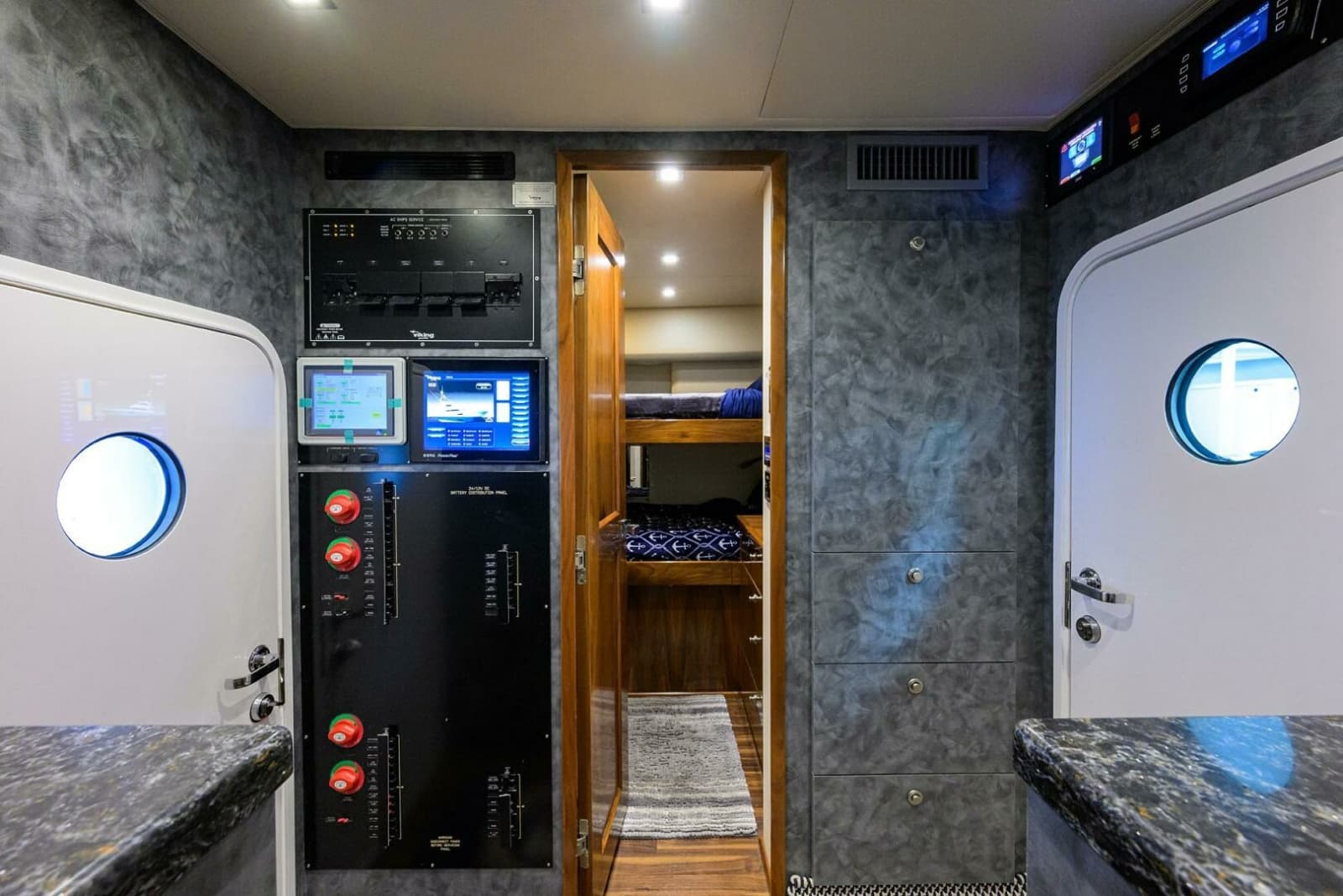 2020 Viking 92 Enclosed Bridge - Photo 37