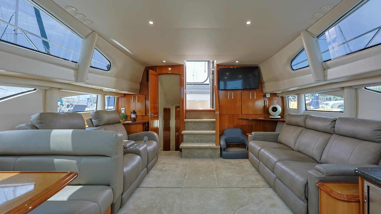 2006 Carver 396 Motor Yacht - Photo 2