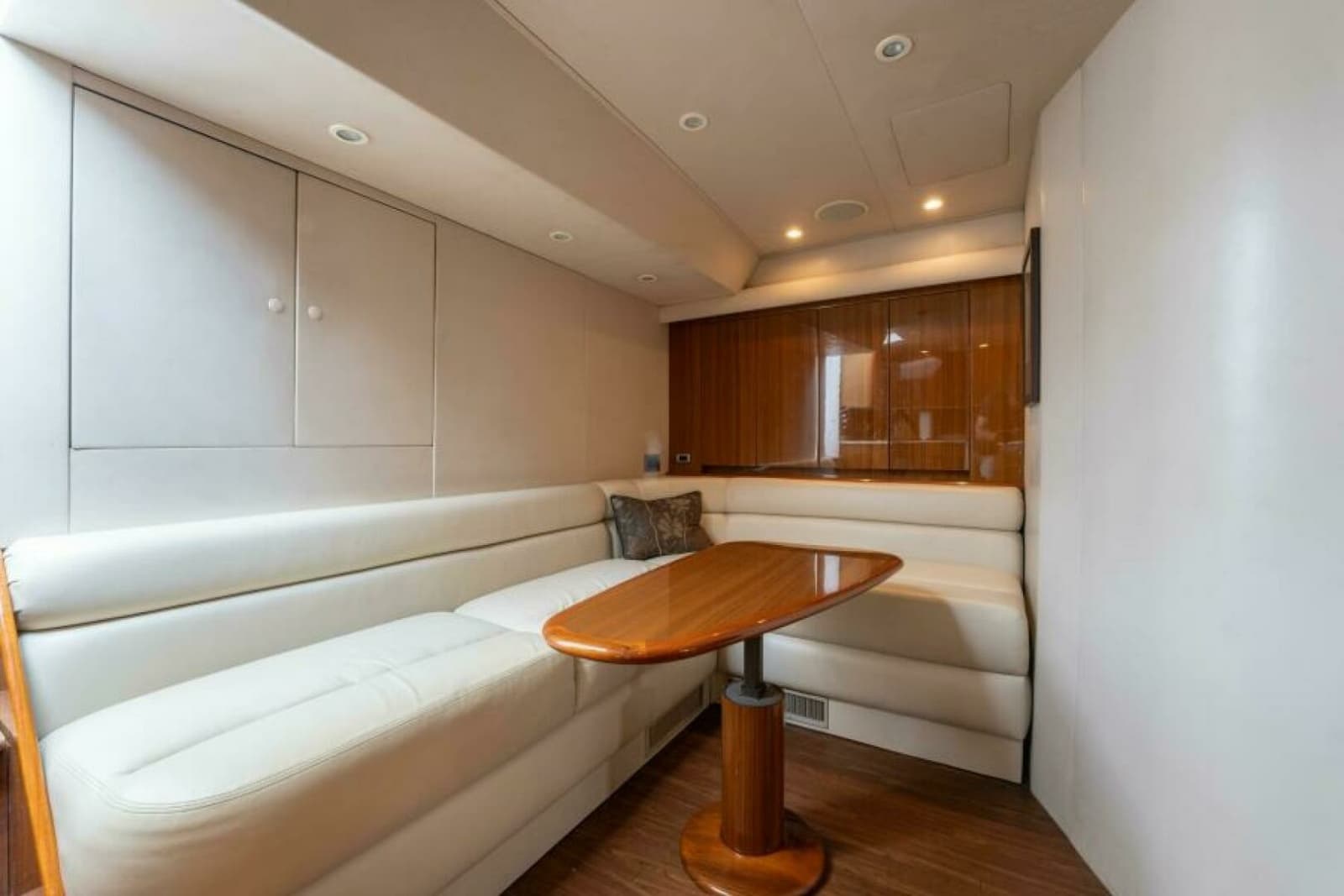 2009 Viking 45 Open - Photo 8