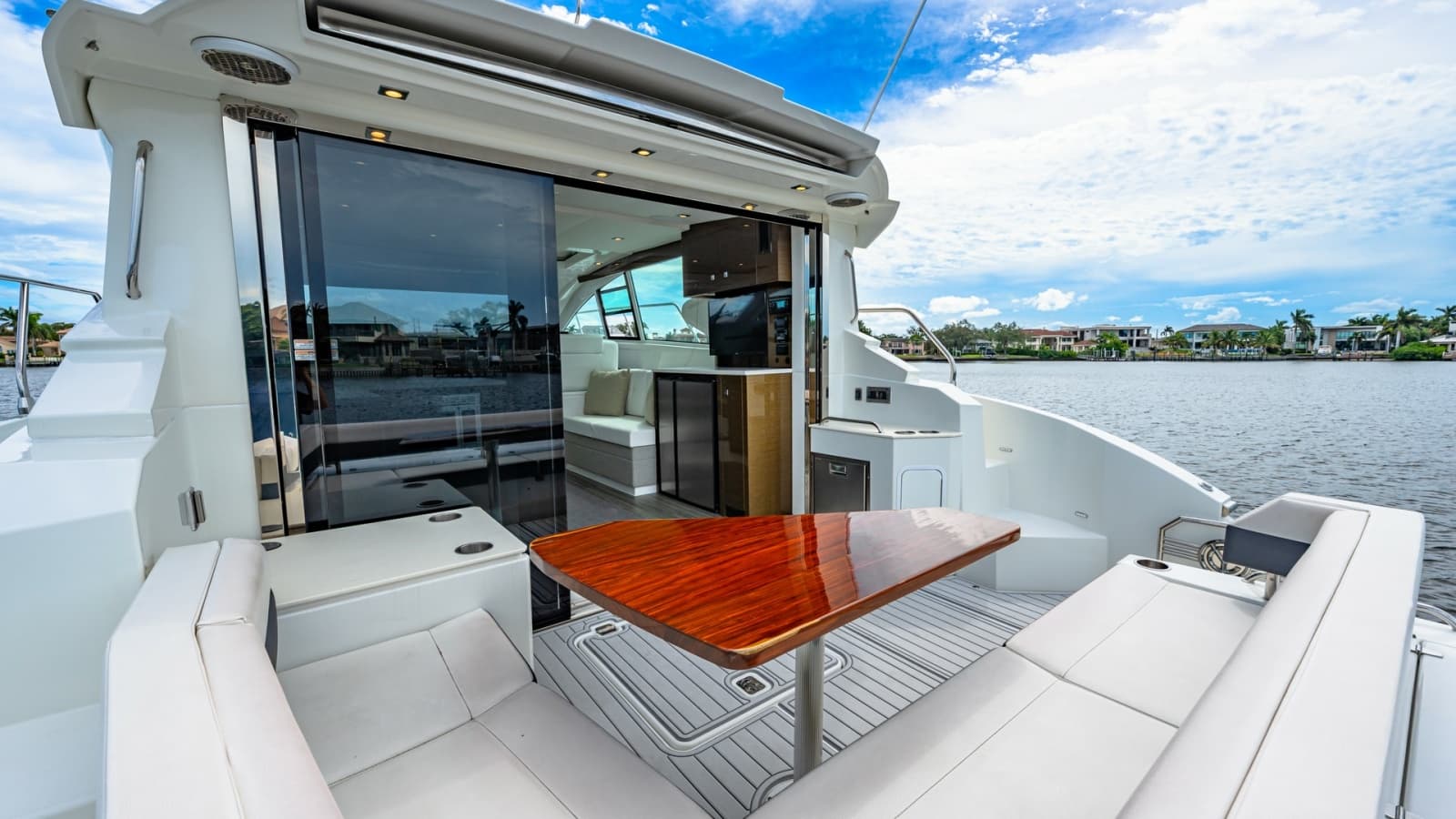 2019 Cruisers Yachts Cantius 46 - Photo 32