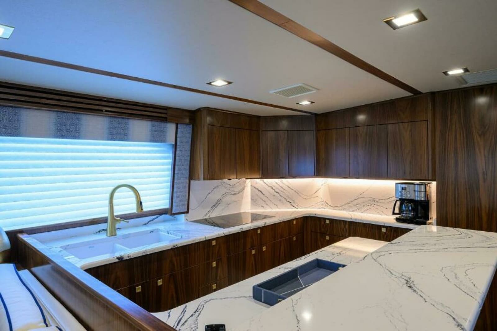 2024 Viking 80 Convertible - Photo 6