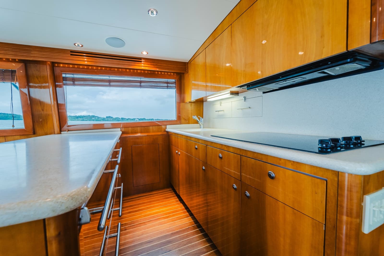2005 Hatteras 60 Convertible - Photo 6