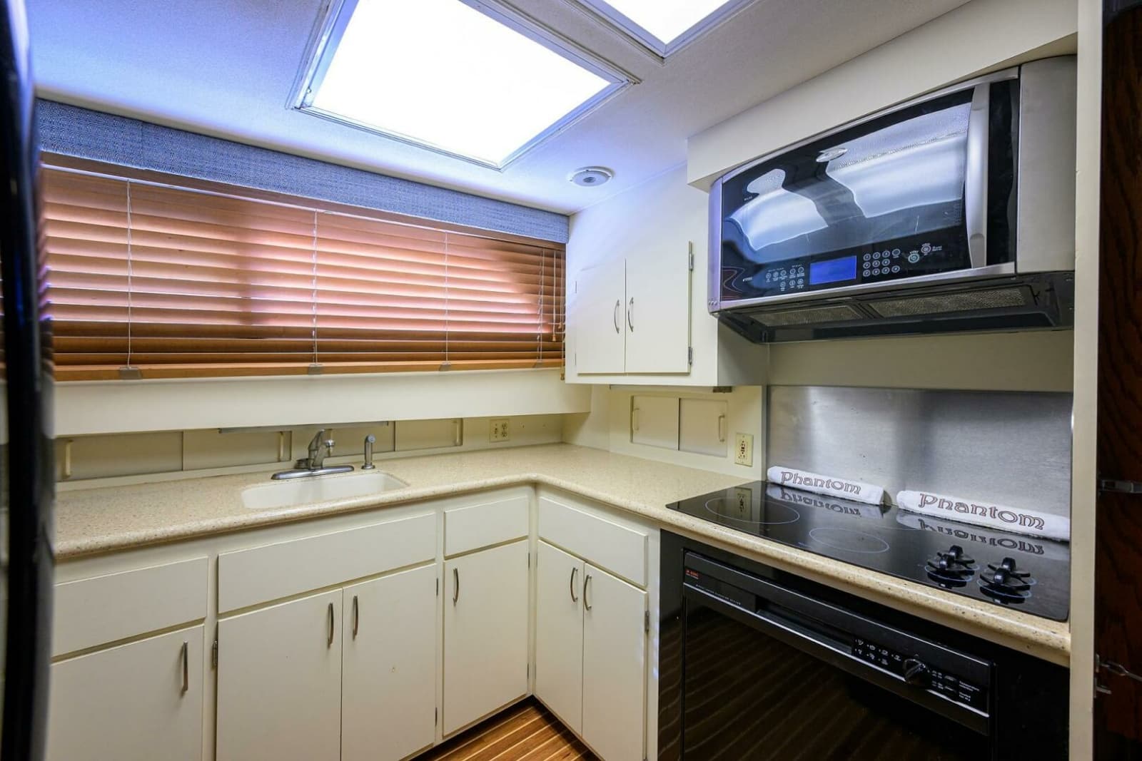 1987 Hatteras 63 Motor Yacht - Photo 10