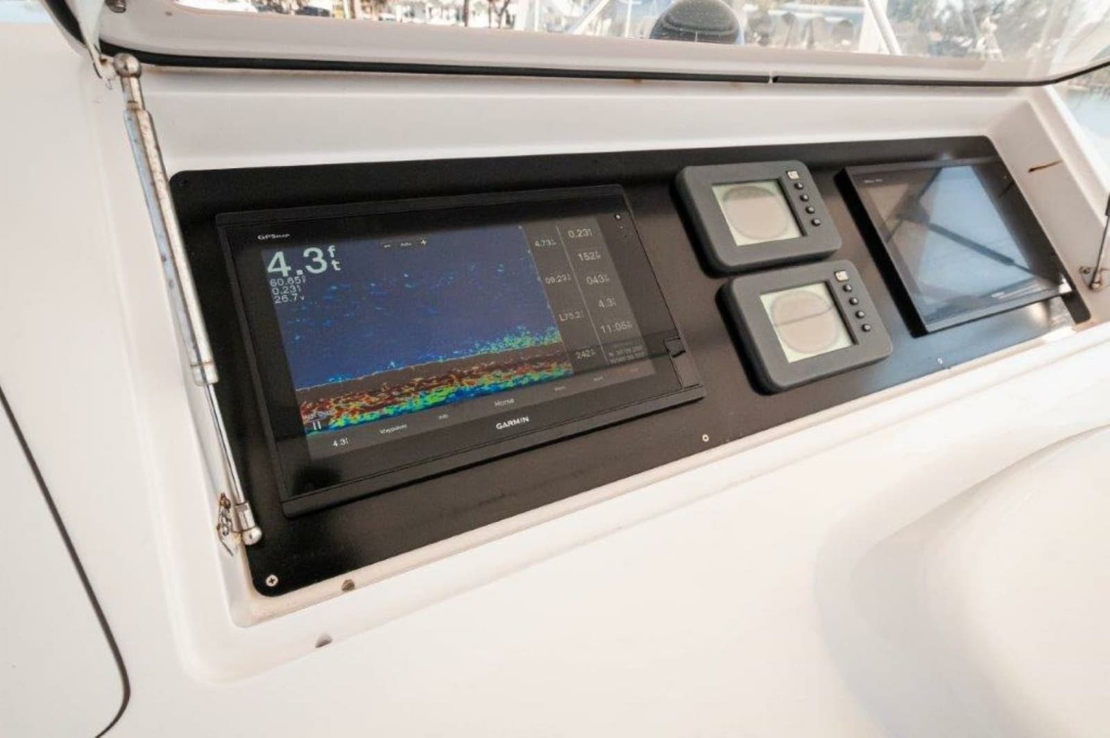 2001 Viking 61 Convertible - Photo 33