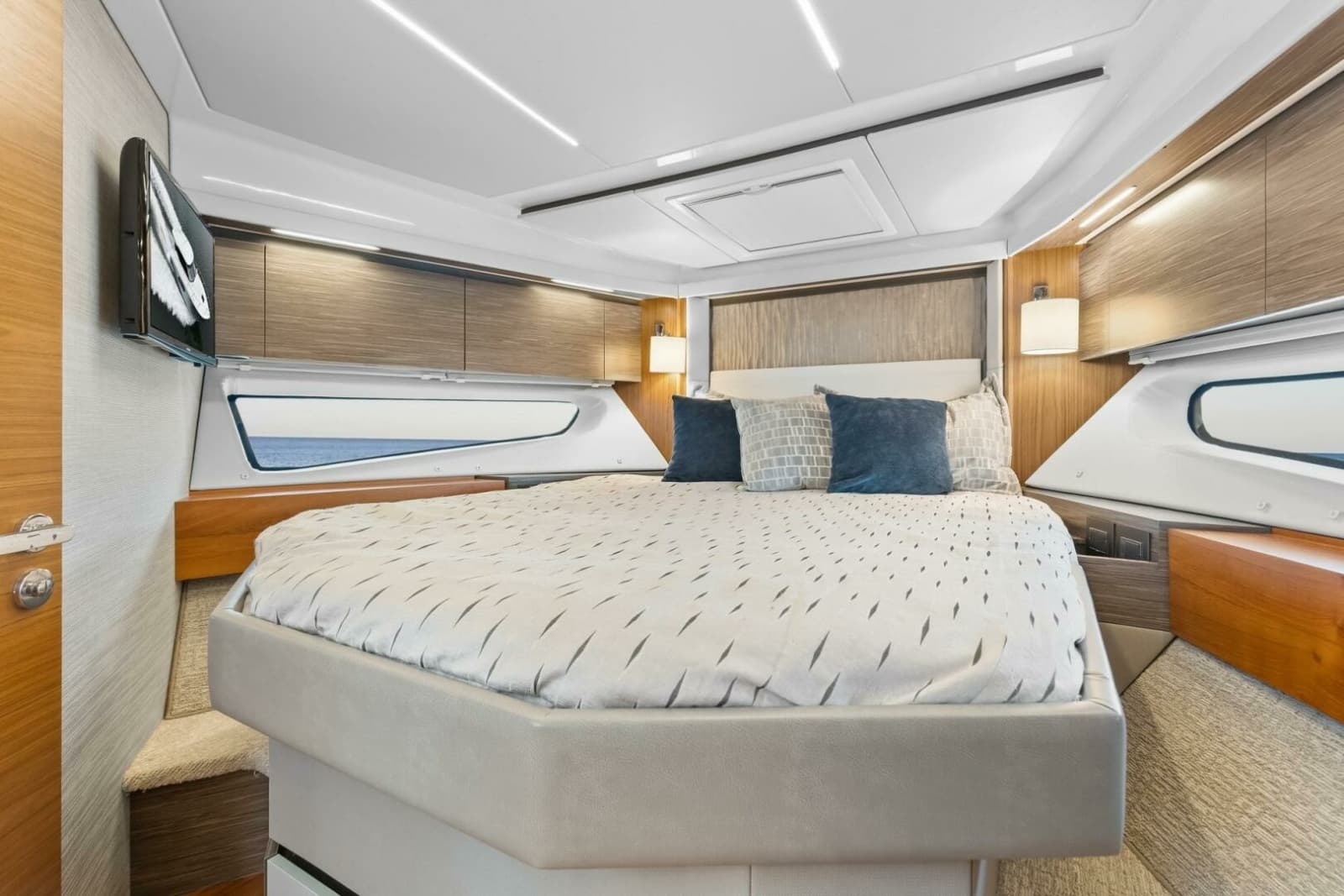 2019 Tiara Yachts C49 Coupe - Photo 43