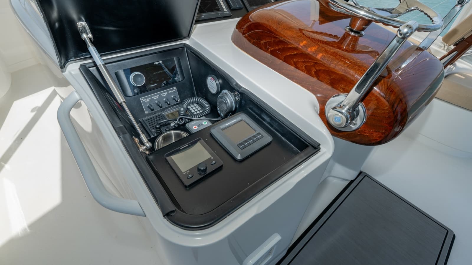 2017 Viking 55 Convertible - Photo 28