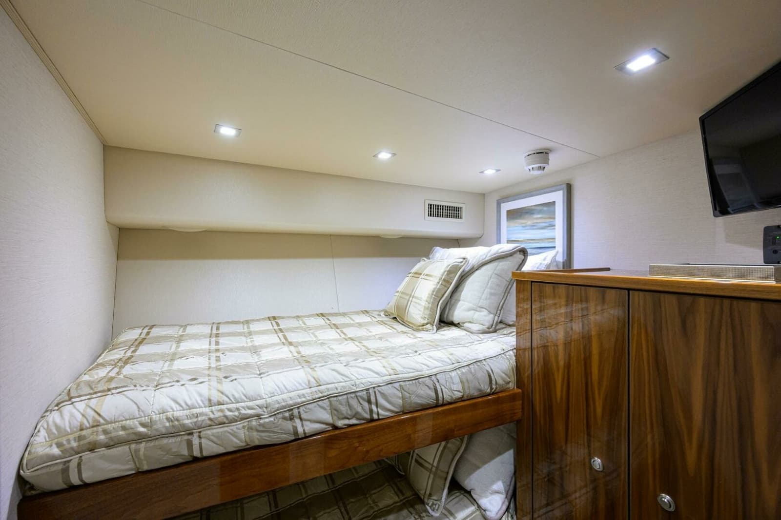 2021 Viking 72 Convertible - Photo 20