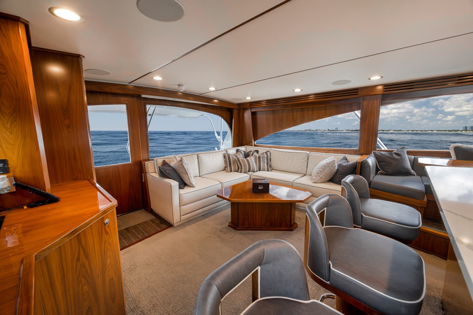 2020 Viking 68 Convertible - Photo 2