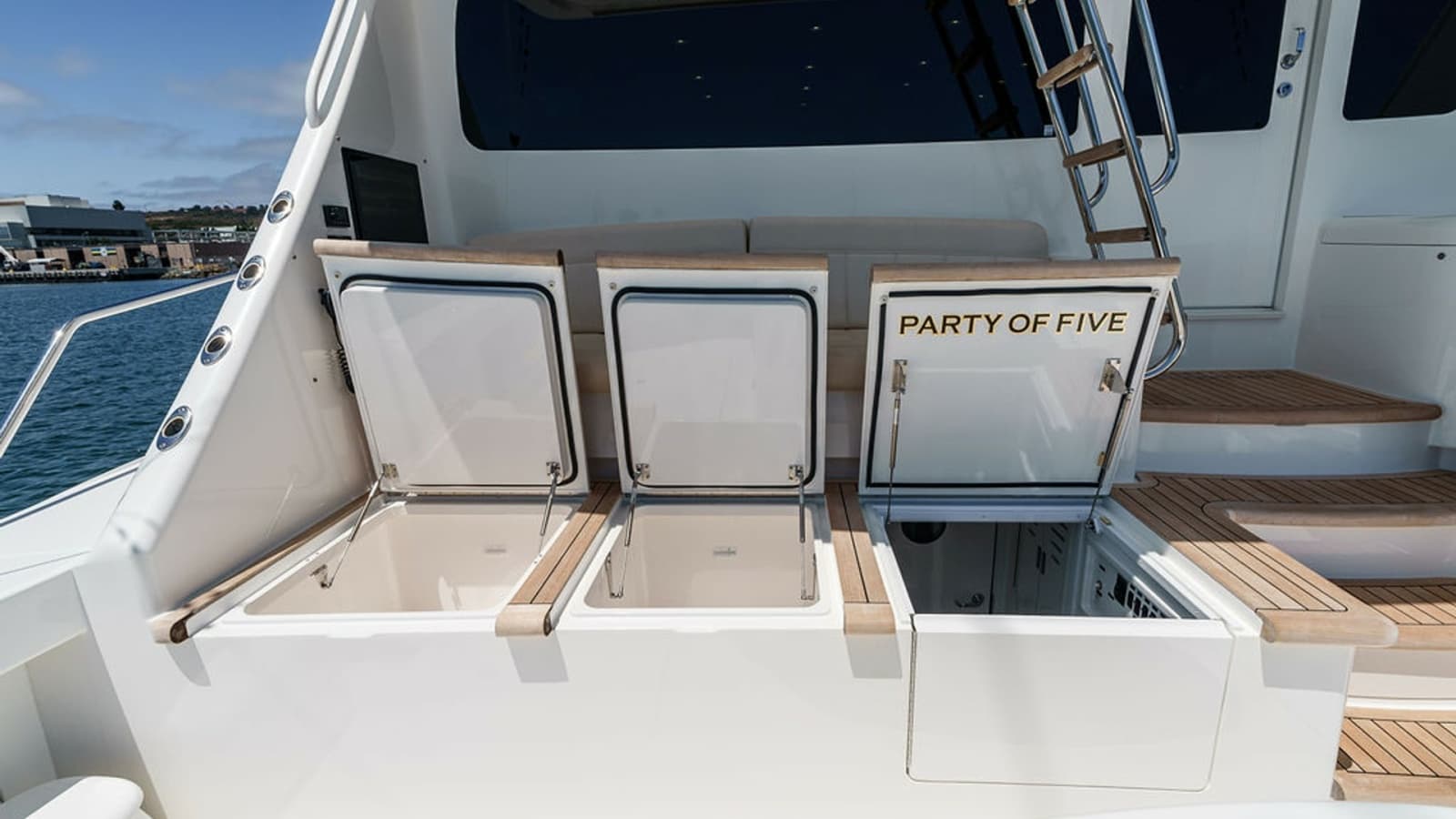2019 Viking 80 Skybridge - Photo 57