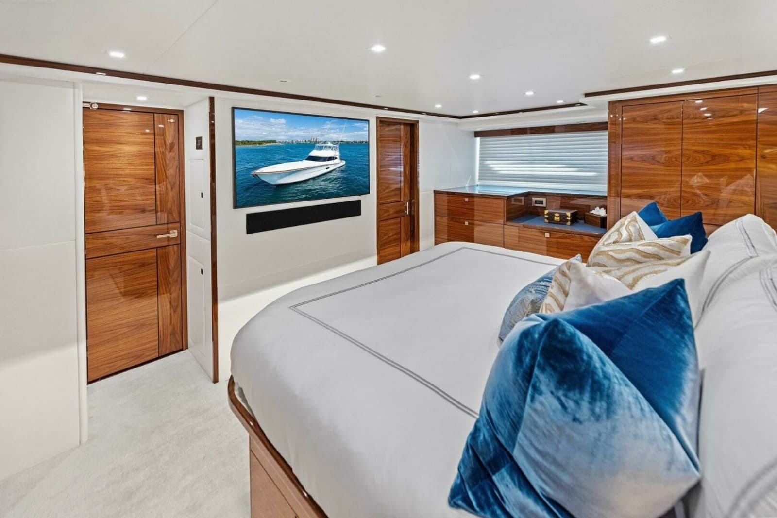 2026 Viking 82 Convertible - Photo 83
