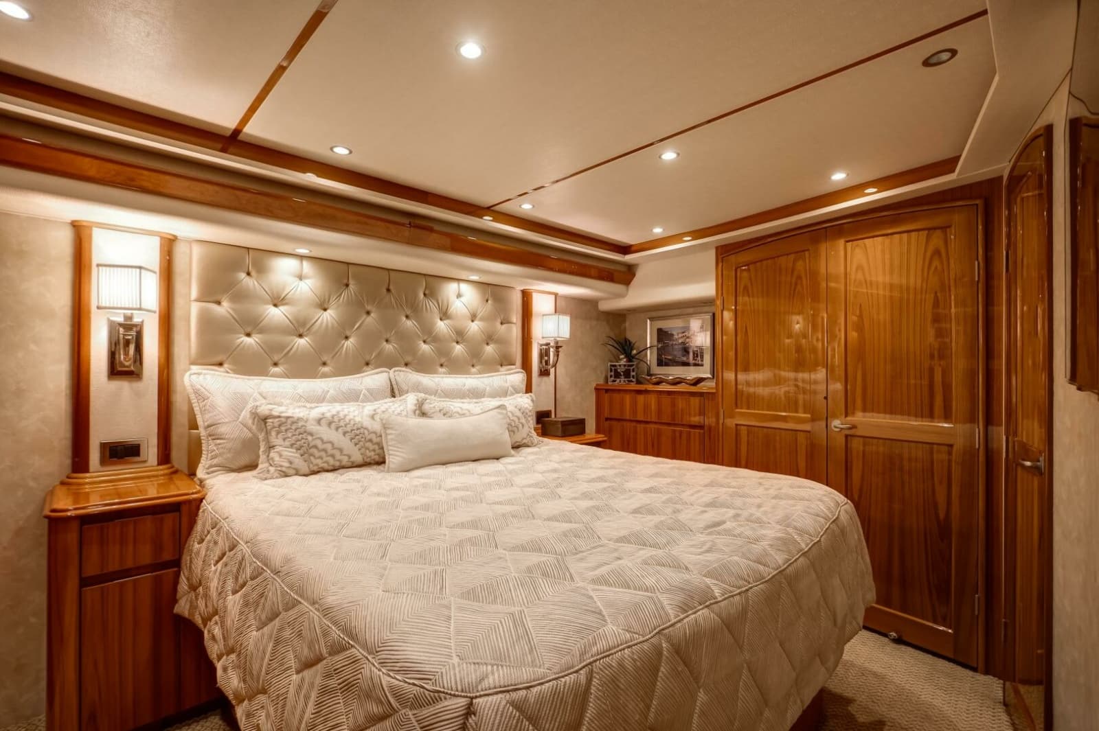 2015 Viking 70 Convertible - Photo 6