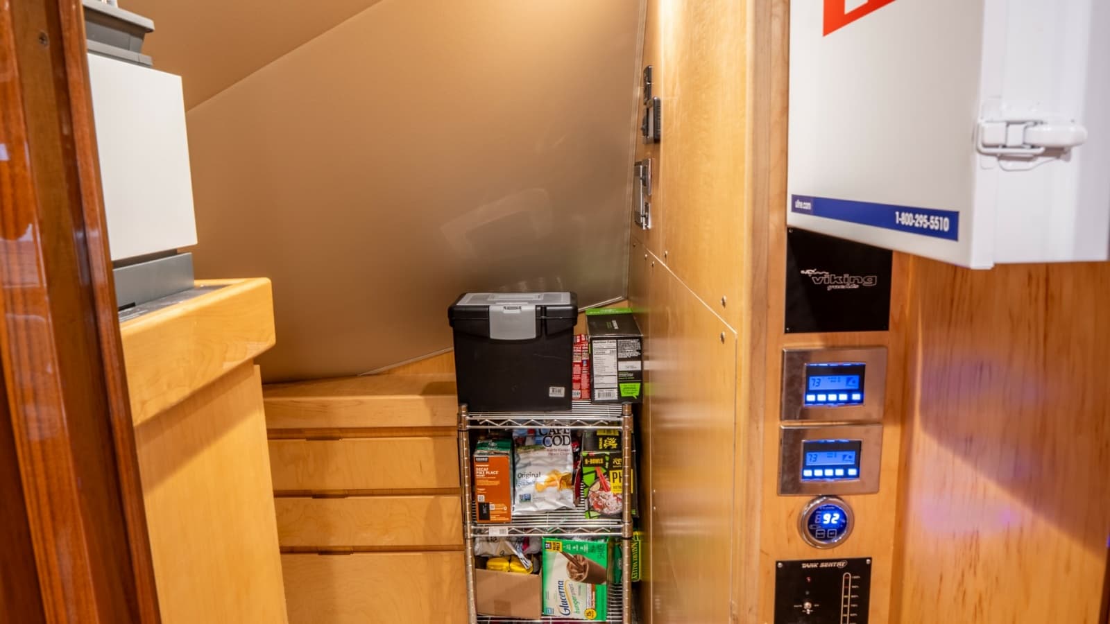 2020 Viking 92 Skybridge - Photo 44