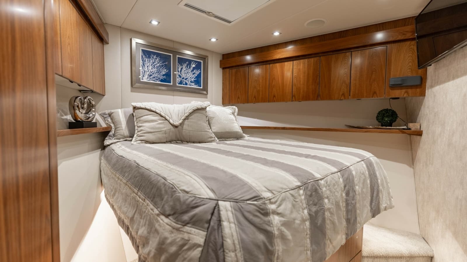 2016 Viking 80 Convertible - Photo 31